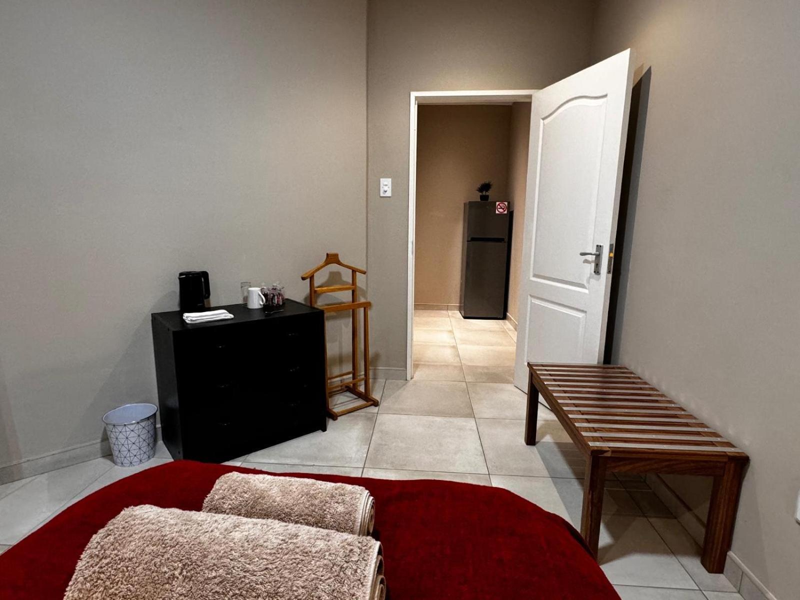 Flying Ostrich Guesthouse & Self-Catering Accommodation Mariental Bilik gambar